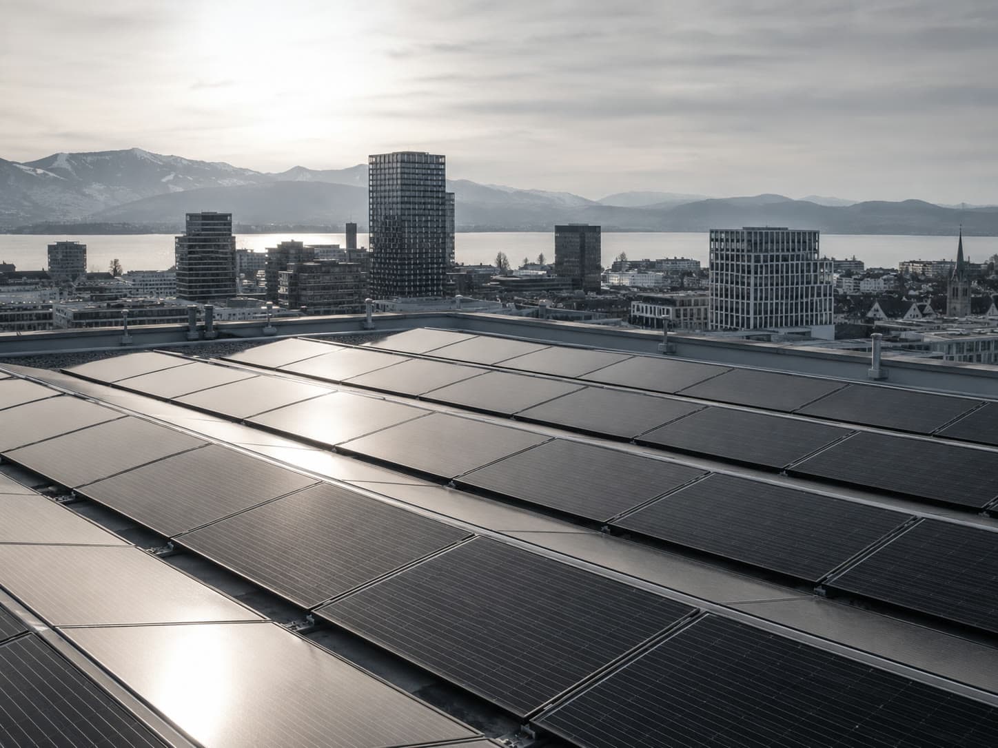 Solarpanels auf dem Dach des Neosilk Hauptsitzes mit der Skyline von Zug im Hintergrund